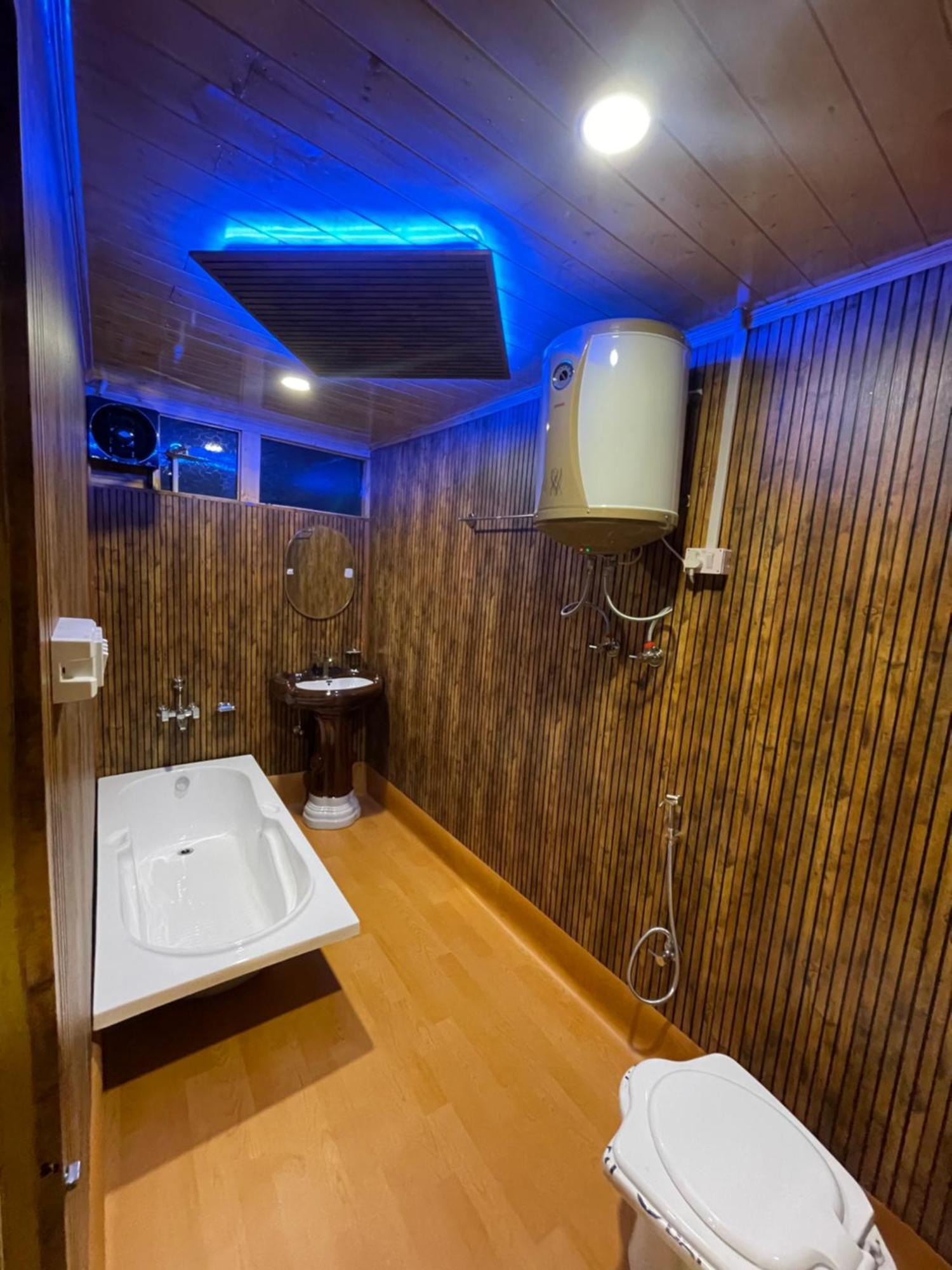 Hotel Hb Nancy Group Of Houseboats Srīnagar Zewnętrze zdjęcie